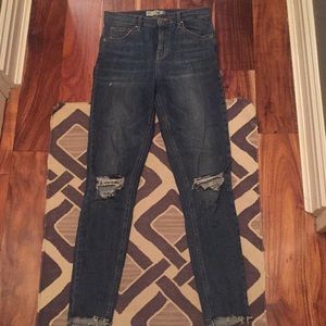 Topshop JAMIE high waisted, ripped & raw hem jeans